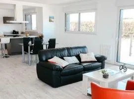 500m de la mer, maison moderne avec jardin pour 4