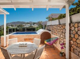 Villa Helena Santorini- Private Plunge Pool & BBQ，位于梅萨雷亚的酒店