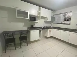 Próx a orla, 14 pessoas, ar condicionado e garagem