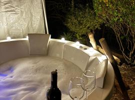 1111 Villa - The Human Happiness project - MUKTESHWAR - ------------- ---------------- --------------------- ------------------------------ --------------------------------------------- ------------Jacuzzi - Private Property with Garden and Orchard，位于穆克缇斯瓦的酒店