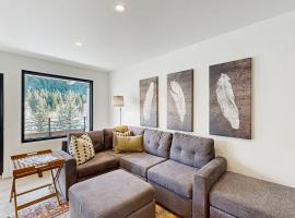 Limelight Base Camp Condo. Ski, bike, & adventure!，位于凯彻姆的酒店