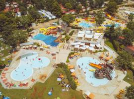 Valamar Camping Lanterna - Roan，位于波雷奇的酒店