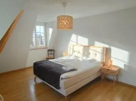 2 min vom Bahnhof, Stadt nah, Modern, bequem,