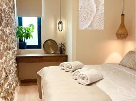 THE LAGOON - Coastal Living - Beachfront Luxury Stay - Adults only，位于普拉基亚斯的酒店