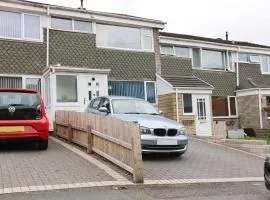 Gainsborough View By N And N Stays, Perfect Location for Contractors and Workers Visiting Cardiff, Pvt Off Road Parking, Close to Cardiff Bay & international sports village, long stay disc available