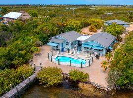 Waterfront Beach House with Dock & Heated Pool，位于Summerland Key的酒店