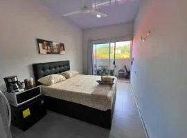 CASA MARIPOSA a 500 metros de la playa FULL EQUIPADA Espacio y precio a tu medida Posibilidad de alquilar la casa entera, los dos apartamentos abajo o los 2 cuartos con baños privados en la planta alta Para 1 a 22 personas