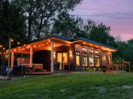 Naturskön Cottage with Mountain Views & Hot Tub