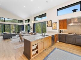 Pineview Panorama Luxe Retreat 20 Mins to Boulder，位于Jamestown的酒店