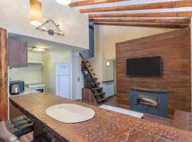 Woodvale - Sleek 3-Bedroom Apt in kfardebian，位于佛雷亚的酒店