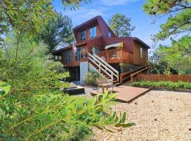 Admiral Benbow - contemporary home with shared boat ramp，位于Deep Hole的酒店