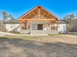 8 Mi to Jordan Lake Spacious New Hill Home，位于埃佩克斯的酒店