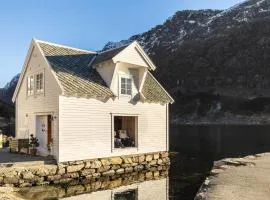 Exclusive fjord getaway with sauna