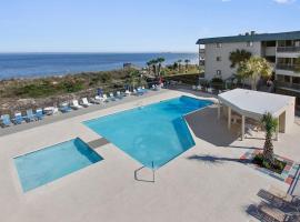 BEACHSIDE CONDO-WATER AND POOL VIEW Top Floor，位于泰比岛的低价酒店