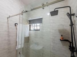 Caros villa luxury 2 bedroom，位于Adentan的酒店
