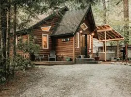 Glacier Springs Cabin #16 - Hot Tub - Wi-Fi