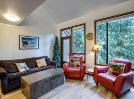 Snowater Condo #6 - Fireplace - Kitchen - Sleeps 5，位于格雷西尔的酒店