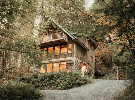 Snowline Cabin #43 - Hot Tub - Pets Ok - Wifi，位于格雷西尔的酒店