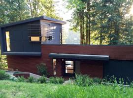 Silver Lake Cabin 83 - Lakeside - Hot Tub - Wi-Fi，位于Maple Falls的酒店