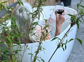 Fabulous, New, Well Appointed Beach House，位于Kingston Beach的酒店