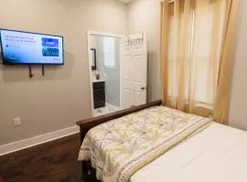 Cozy Room Queen Bed Private Bathroom Fast Wifi