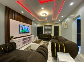 Cozy Luxury Apartments，位于Sagamu的酒店