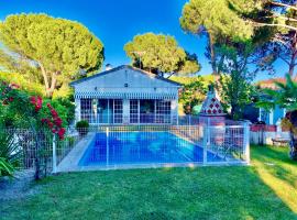 Chalet con piscina El Refugio de Venecia，位于El Campillo的酒店
