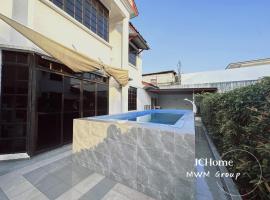 Kempas Bungalow with KTV SwimmingPool，位于新山的酒店