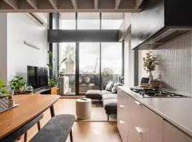 Centrally Located Modern Loft w Free Parking, Infinity Pool, Workspace