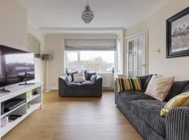 Modern 4 bedroom house in Heathrow, London