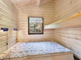 Apartment with pool in Kongernes Feriepark，位于Græsted的度假屋