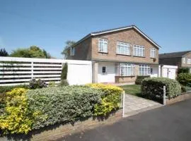 Nicely decorated 3 bedroom house near Heathrow, London