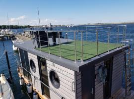 exclusives Hausboot "Tante Trost"，位于海利根港的酒店