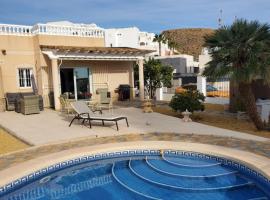 Chalet Athos, Ferienwohnung mit Pool,Dachterasse, Meer und Bergblick in San Juan de los Terreros，位于普尔皮的酒店