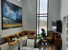 the Sugar Cube, a stunning, spacious, and modern villa with an orchard maze，位于伊萨卡的酒店