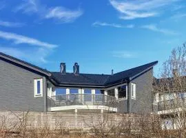 Lovely Home In Flaktveit With Wifi