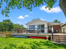 Beach Bungalow - Pet friendly cottage w/ Amazing views!，位于Deep Hole的酒店