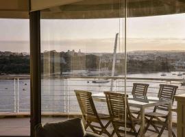 Seafront condo with a view of Valletta，位于Il-Gżira taʼ Forti Manoel的酒店