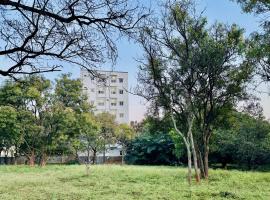 Truelife Whitefield - Premium 1 BHK Apartments - Prime location - Easy access to Main Rd - Metro - ITPL - Fast WiFi - Kitchen - Smart TV - Power backup - Park - Garden views，位于班加罗尔的酒店