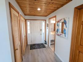 Cedar Cove - Waterfront home with Fire pit!，位于Deep Hole的酒店