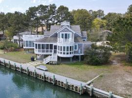 Charlotte's Morning Sun - Unobstructed Water Views!，位于Deep Hole的酒店
