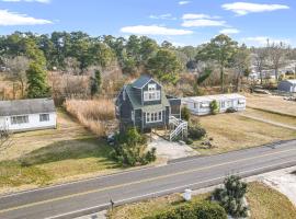 Cozy Nest - Waterview, Pet Friendly, Screened Porch，位于Deep Hole的酒店