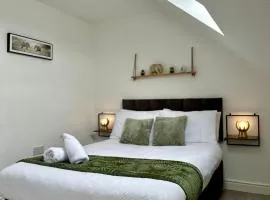 Large 7 Bedrooms split-level Flat Sleeps up to 14