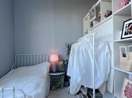 Cozy shared home for female in Stockholm，位于斯德哥尔摩的酒店