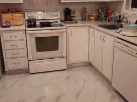 Family-Friendly in Quiet Laval Neighborhood，位于拉瓦尔的酒店