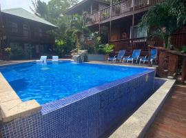 Castaway The Blue Bahia Resort In Sandy Bay，位于桑迪湾罗阿坦机场 - RTB附近的酒店