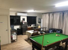Semi-private half house with games room & jacuzzi in Maiden Gully, Bendigo，位于本迪戈的酒店