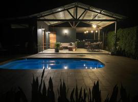 Alojamiento con piscina，位于Aguas Zarcas的酒店