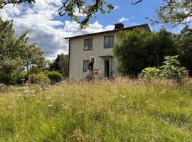 Naturnära Ängen Ödegården，位于特罗尔海坦的酒店