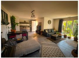 Chambre dans grande maison paisible，位于Paulhan的酒店